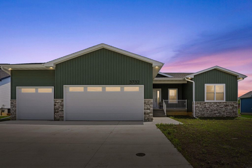 3732 Broomfield Drive, Cedar Falls, IA 50613