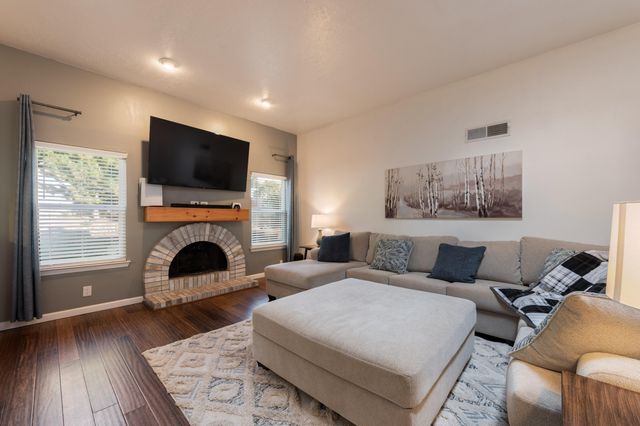 5812 Greenly Avenue NE, Albuquerque, NM 87111