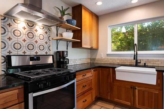 5812 Greenly Avenue NE, Albuquerque, NM 87111