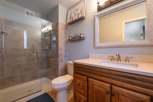 5812 Greenly Avenue NE, Albuquerque, NM 87111