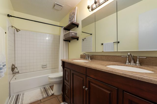 5812 Greenly Avenue NE, Albuquerque, NM 87111