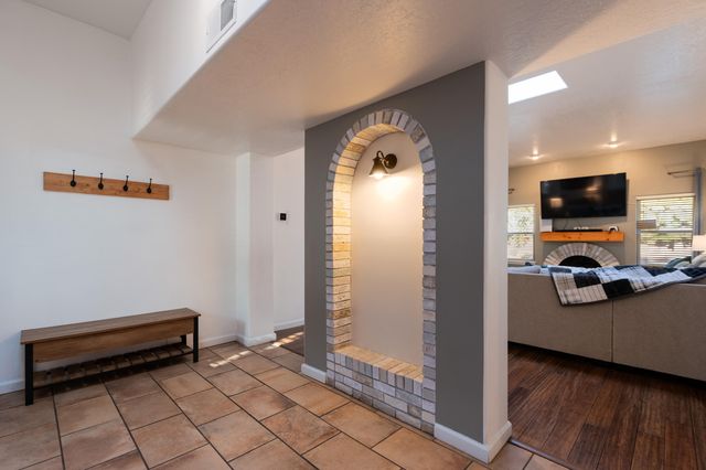 5812 Greenly Avenue NE, Albuquerque, NM 87111