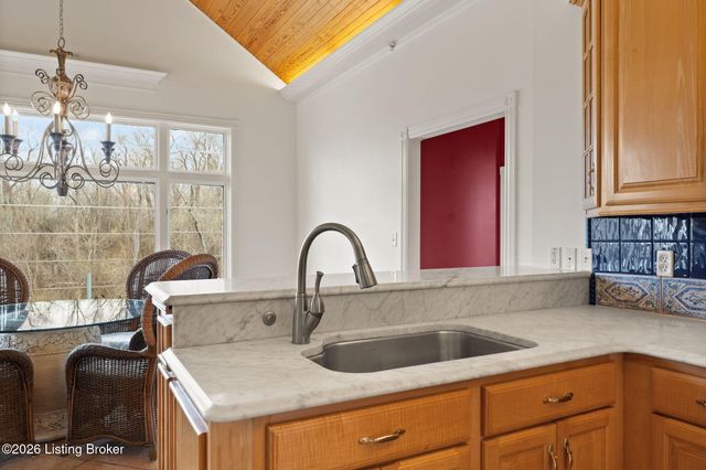 6205 River Rd, Prospect, KY 40059