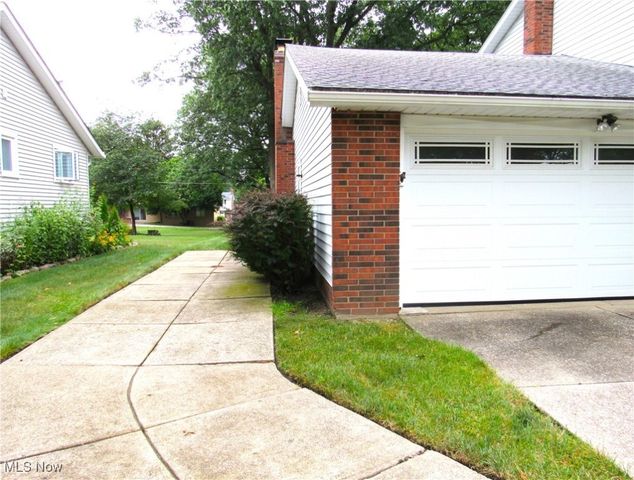 4805 Maple Hill Drive, Seven Hills, OH 44131