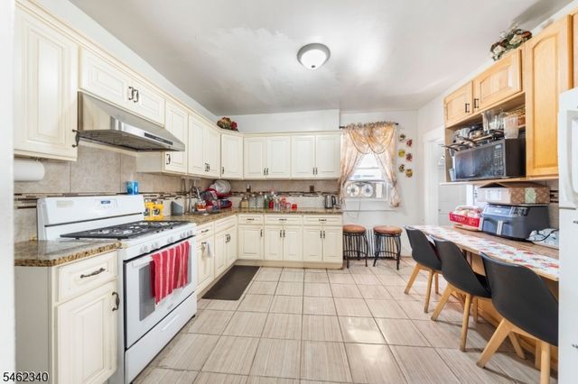 324 Chilton St, Elizabeth City, NJ 07208