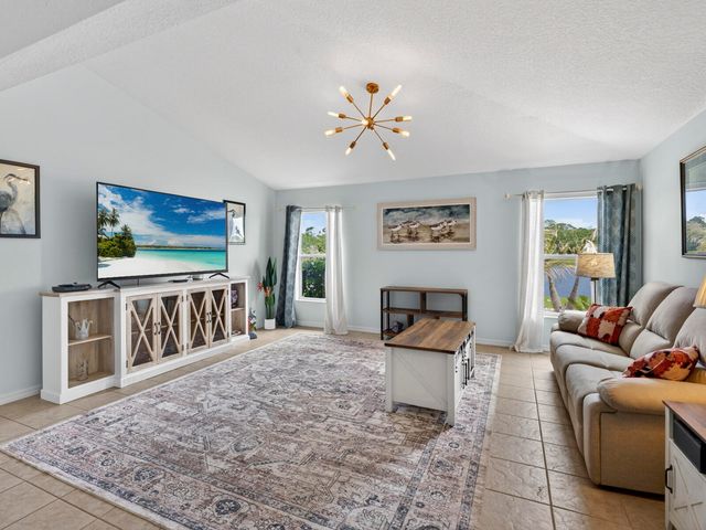 531 High Hawk Circle, Vero Beach, FL 32962