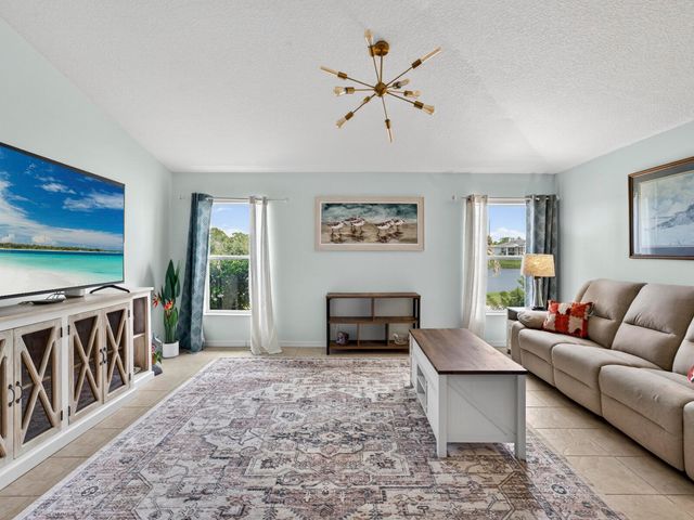 531 High Hawk Circle, Vero Beach, FL 32962