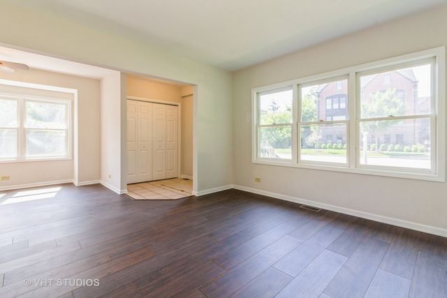 915 E Chicago Avenue, Naperville, IL 60540