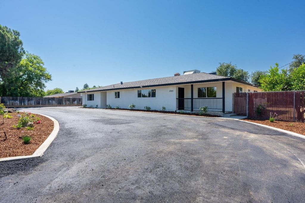 Image 1 of property listing at 2064 Ashlan Avenue, Clovis, CA 93611