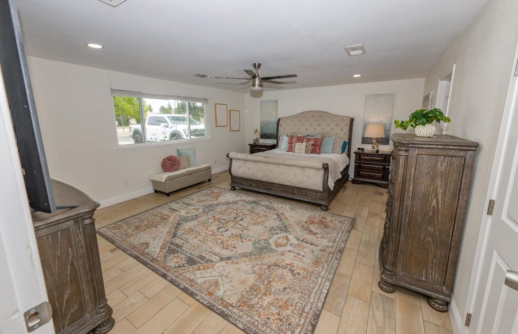 Image 11 of property listing at 2064 Ashlan Avenue, Clovis, CA 93611