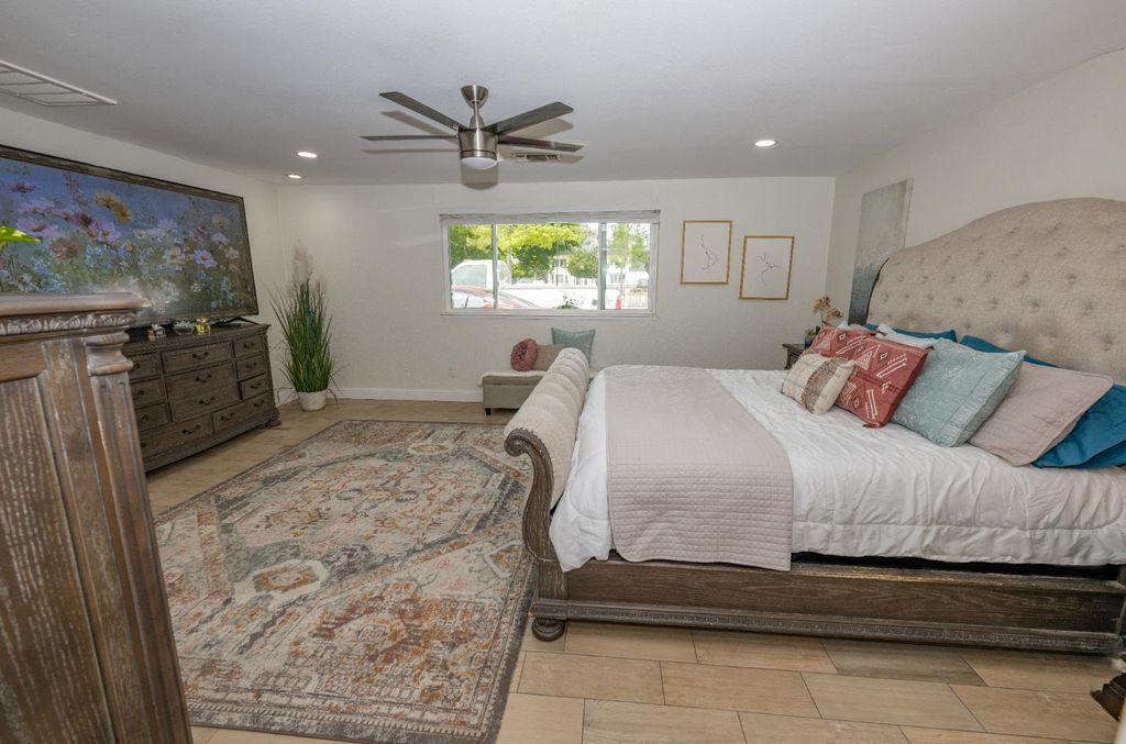 Image 12 of property listing at 2064 Ashlan Avenue, Clovis, CA 93611