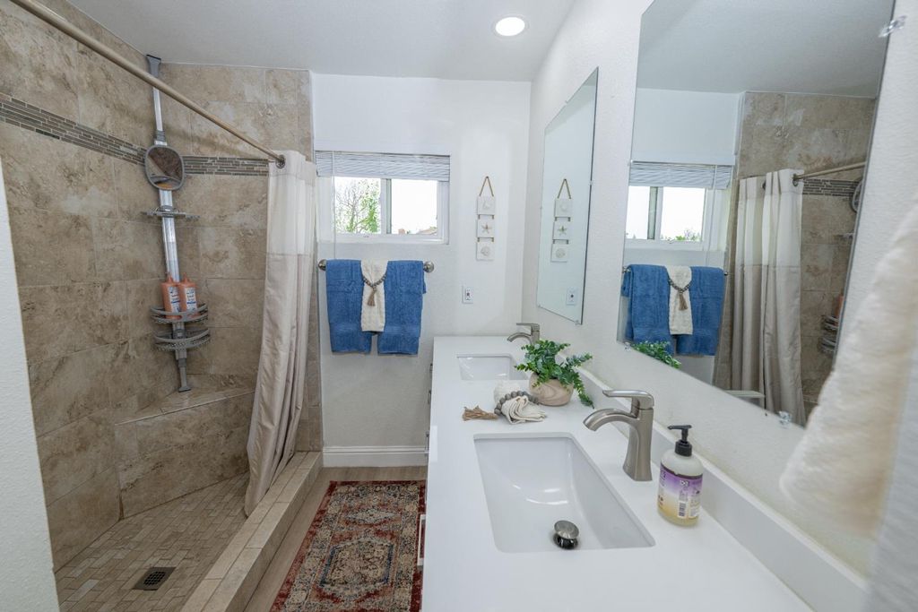 Image 15 of property listing at 2064 Ashlan Avenue, Clovis, CA 93611