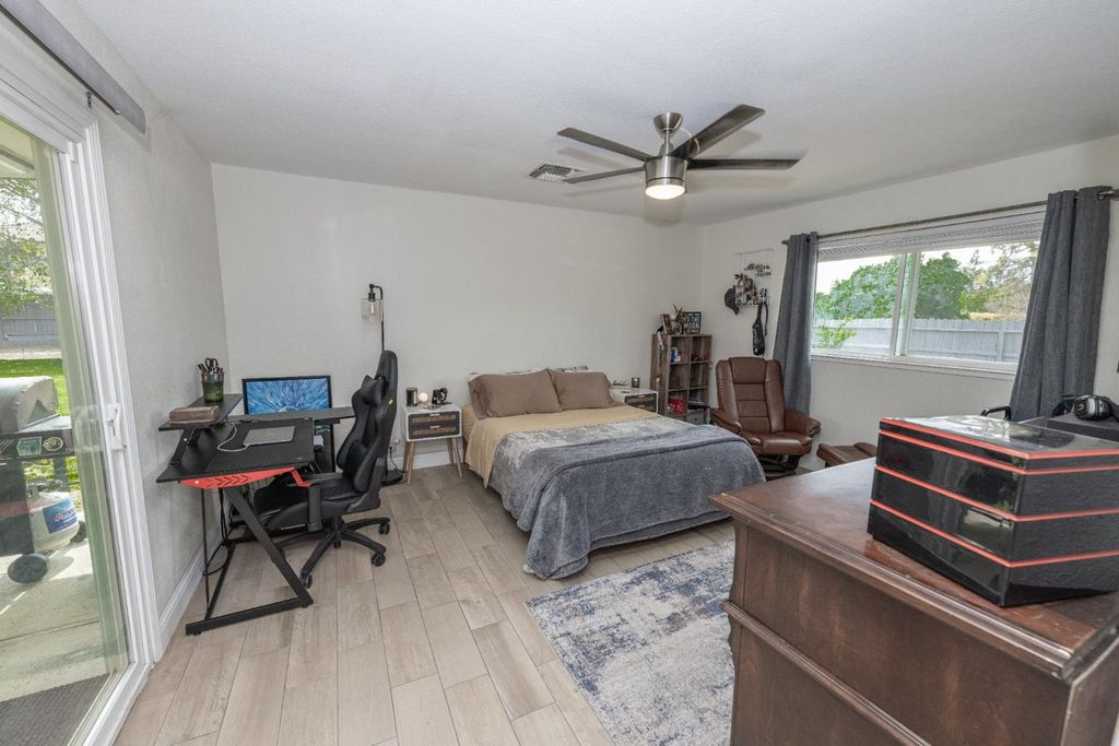 Image 17 of property listing at 2064 Ashlan Avenue, Clovis, CA 93611