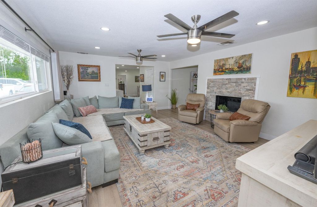 Image 2 of property listing at 2064 Ashlan Avenue, Clovis, CA 93611