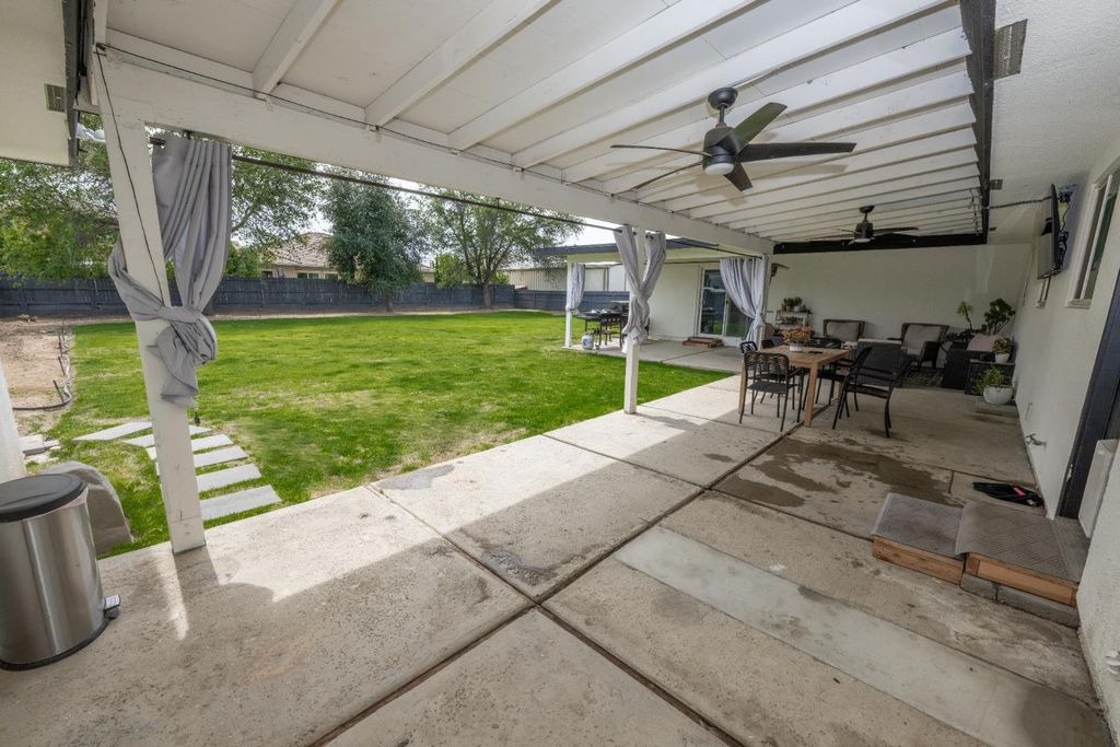 Image 21 of property listing at 2064 Ashlan Avenue, Clovis, CA 93611