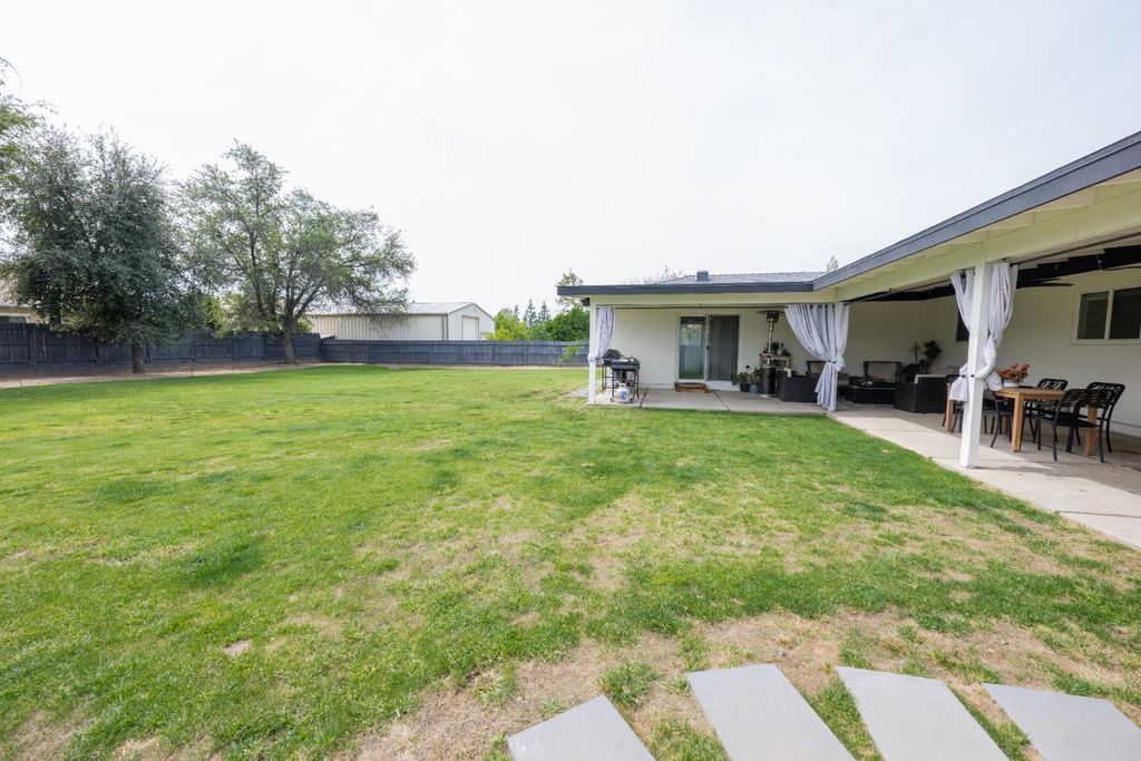 Image 24 of property listing at 2064 Ashlan Avenue, Clovis, CA 93611