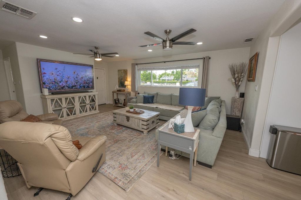 Image 3 of property listing at 2064 Ashlan Avenue, Clovis, CA 93611