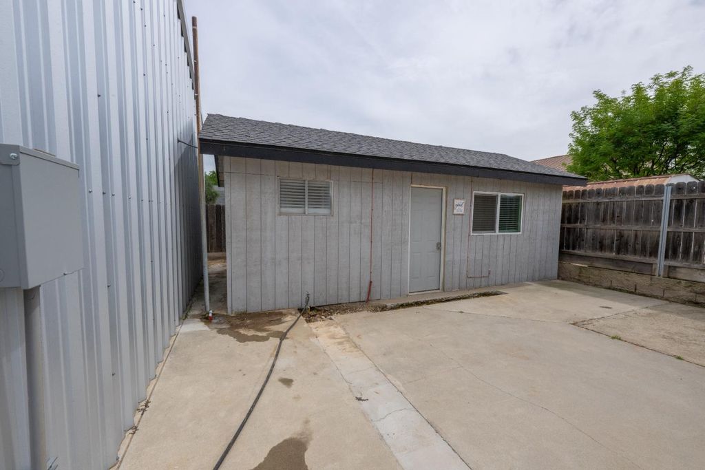 Image 30 of property listing at 2064 Ashlan Avenue, Clovis, CA 93611