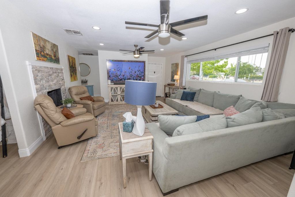 Image 5 of property listing at 2064 Ashlan Avenue, Clovis, CA 93611