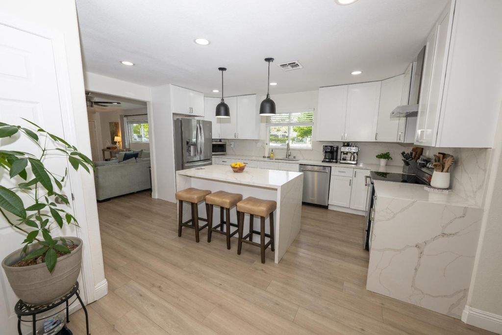 Image 6 of property listing at 2064 Ashlan Avenue, Clovis, CA 93611