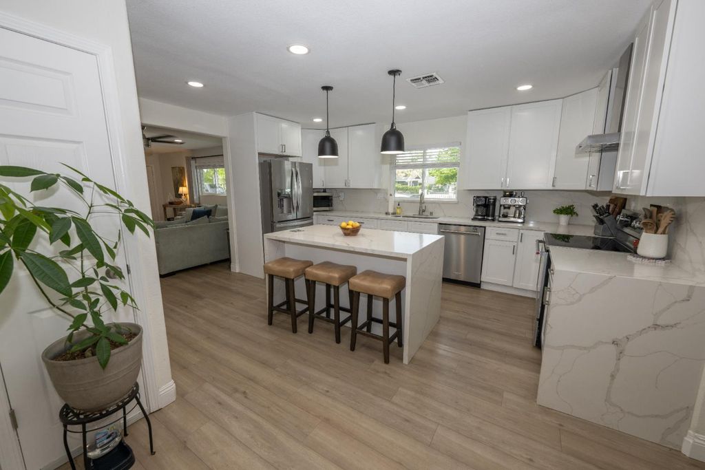 Image 7 of property listing at 2064 Ashlan Avenue, Clovis, CA 93611