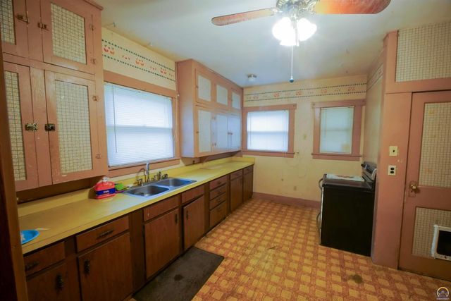 1225 SW Jewell AVE, Topeka, KS 66604