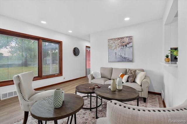 9737 Silverside Drive, South Lyon, MI 48178
