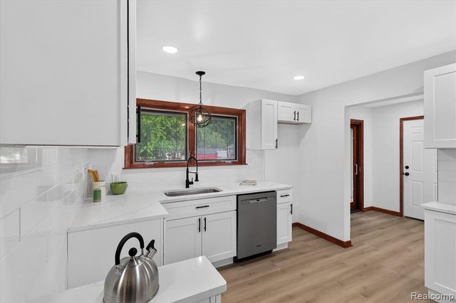 9737 Silverside Drive, South Lyon, MI 48178