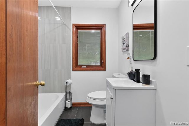 9737 Silverside Drive, South Lyon, MI 48178