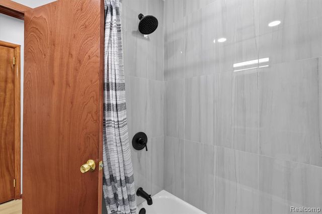 9737 Silverside Drive, South Lyon, MI 48178