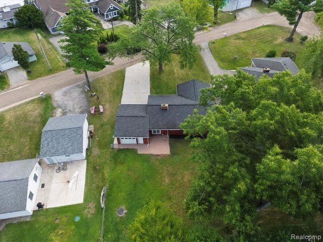 9737 Silverside Drive, South Lyon, MI 48178