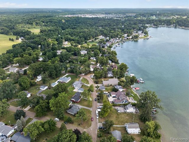 9737 Silverside Drive, South Lyon, MI 48178