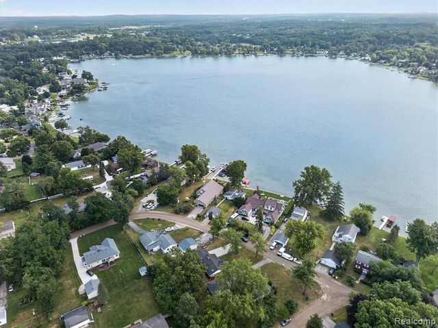 9737 Silverside Drive, South Lyon, MI 48178