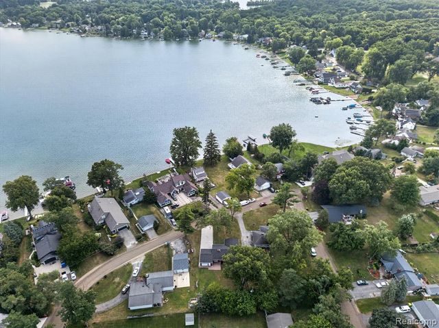 9737 Silverside Drive, South Lyon, MI 48178
