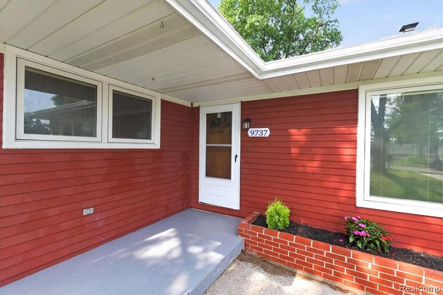 9737 Silverside Drive, South Lyon, MI 48178