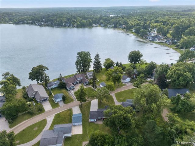 9737 Silverside Drive, South Lyon, MI 48178