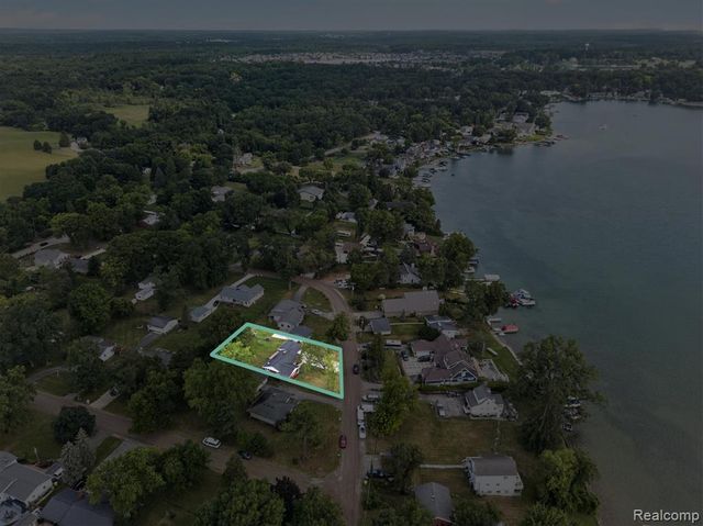 9737 Silverside Drive, South Lyon, MI 48178