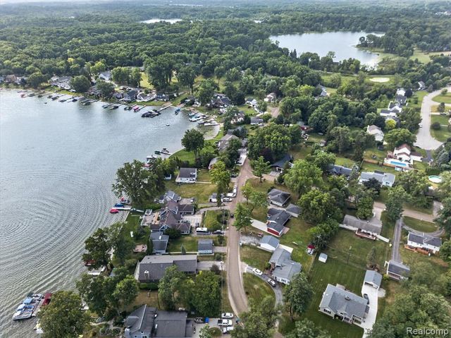 9737 Silverside Drive, South Lyon, MI 48178