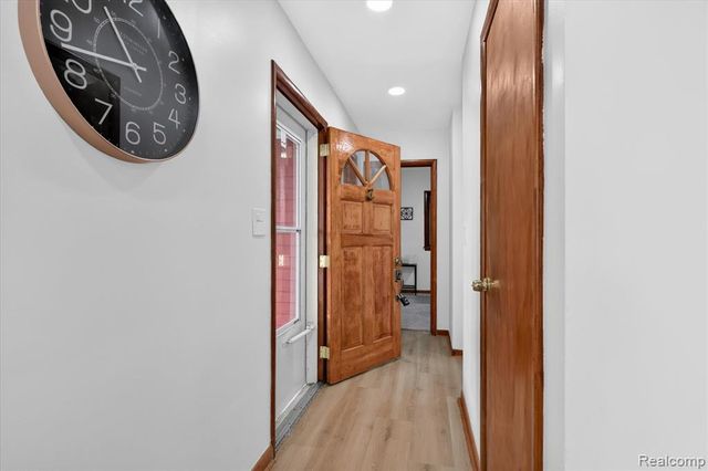 9737 Silverside Drive, South Lyon, MI 48178
