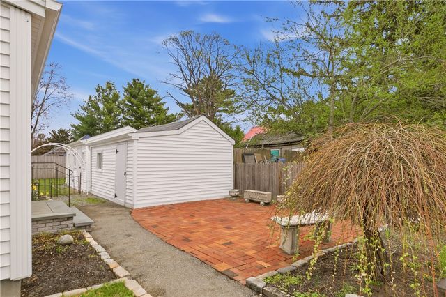 9 Leslie Avenue, Barrington, RI 02806