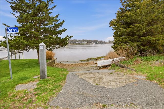 9 Leslie Avenue, Barrington, RI 02806