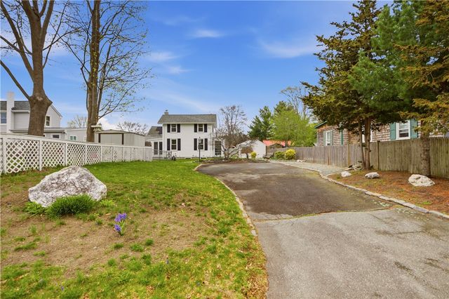 9 Leslie Avenue, Barrington, RI 02806