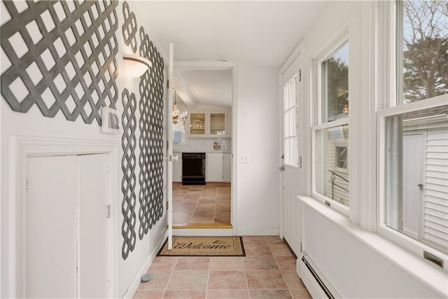 9 Leslie Avenue, Barrington, RI 02806