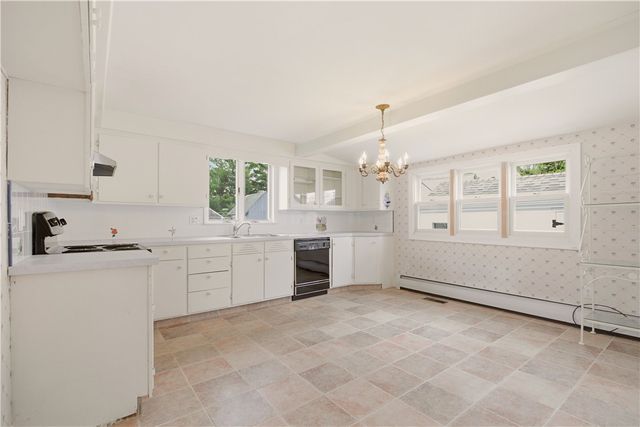 9 Leslie Avenue, Barrington, RI 02806