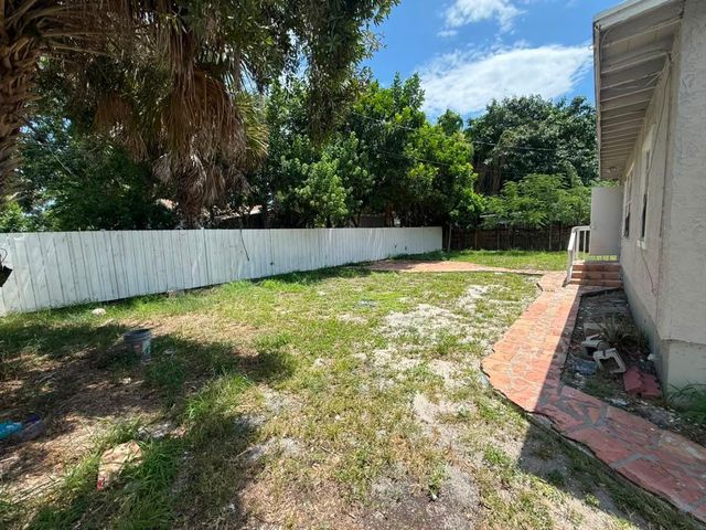 933 30TH Court, West Palm Beach, FL 33407