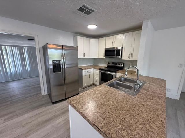 933 30TH Court, West Palm Beach, FL 33407