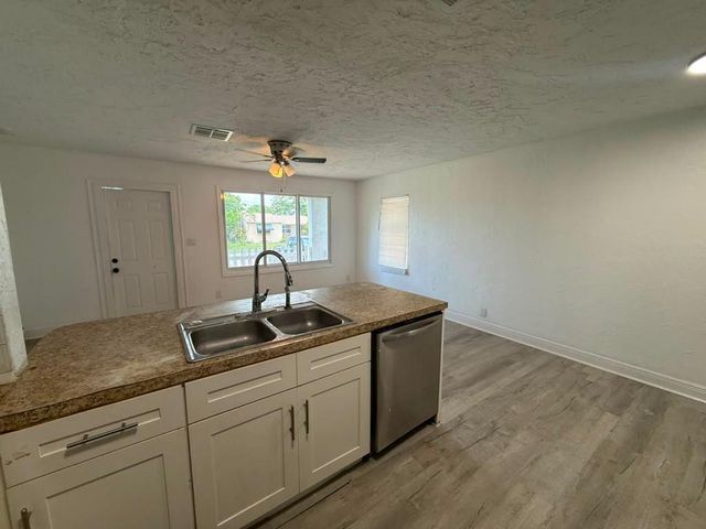 933 30TH Court, West Palm Beach, FL 33407