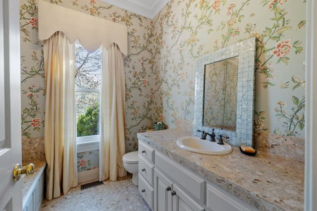 1099 E Gaines St, Lawrenceburg, TN 38464