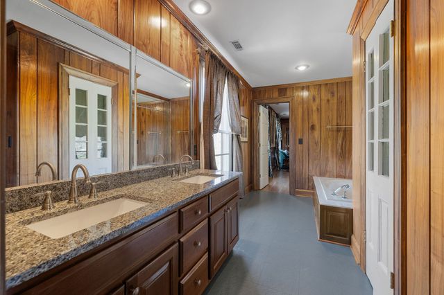 1099 E Gaines St, Lawrenceburg, TN 38464