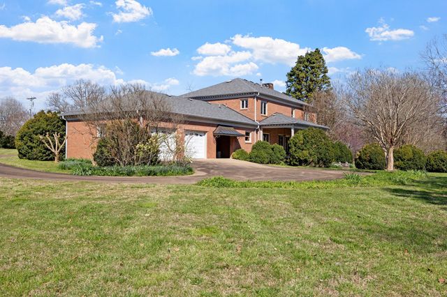 1099 E Gaines St, Lawrenceburg, TN 38464